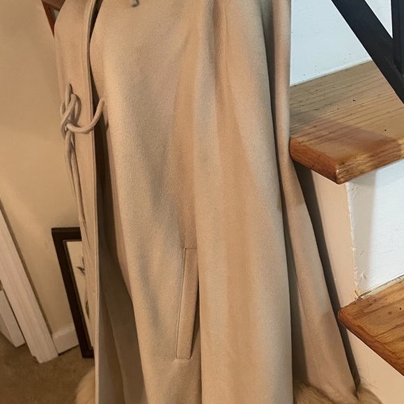 Luxury cream cashmere cape, trimmed in genuine fox fur - Picture 6 of 9